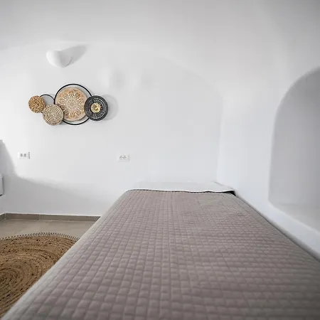 Three Domes - An Iconic Collection * Oia (Santorini)